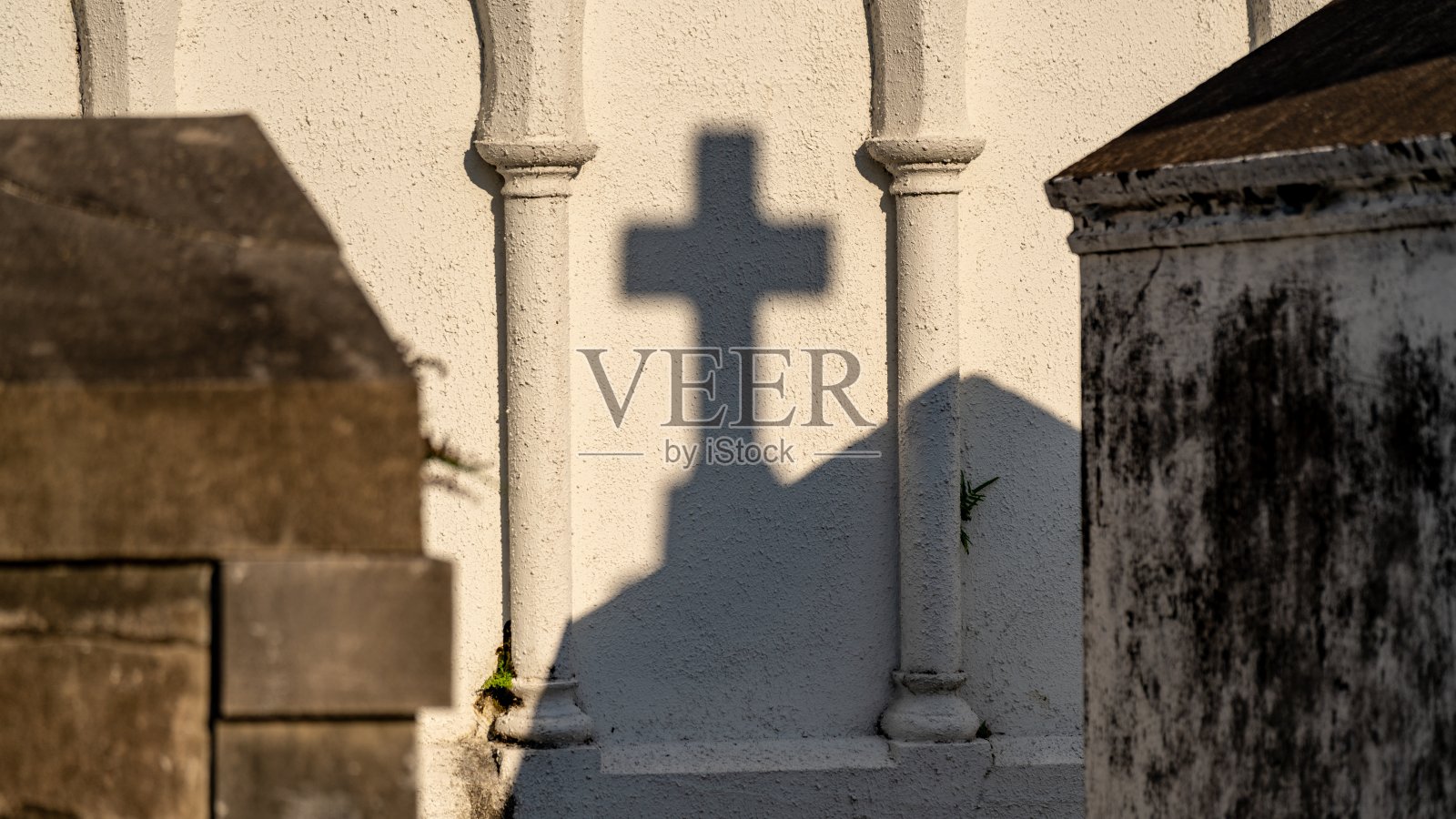 湖草坪公墓中十字架的影子照片摄影图片