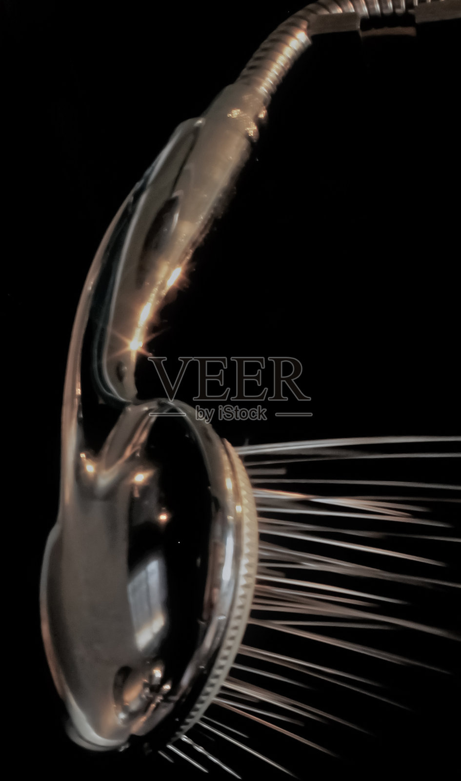 银色淋浴头正在喷水照片摄影图片