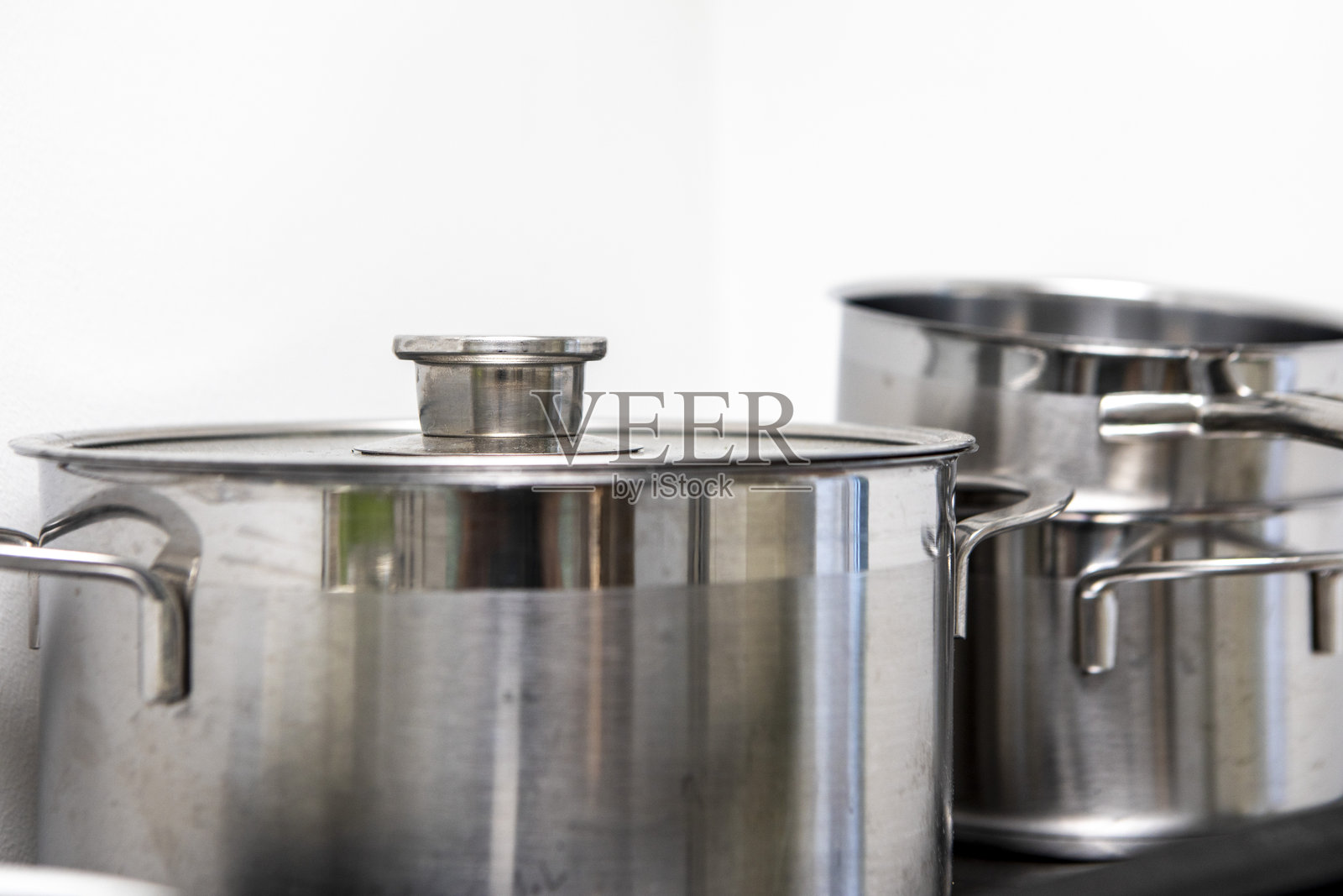 不锈钢炊具和锅具照片摄影图片