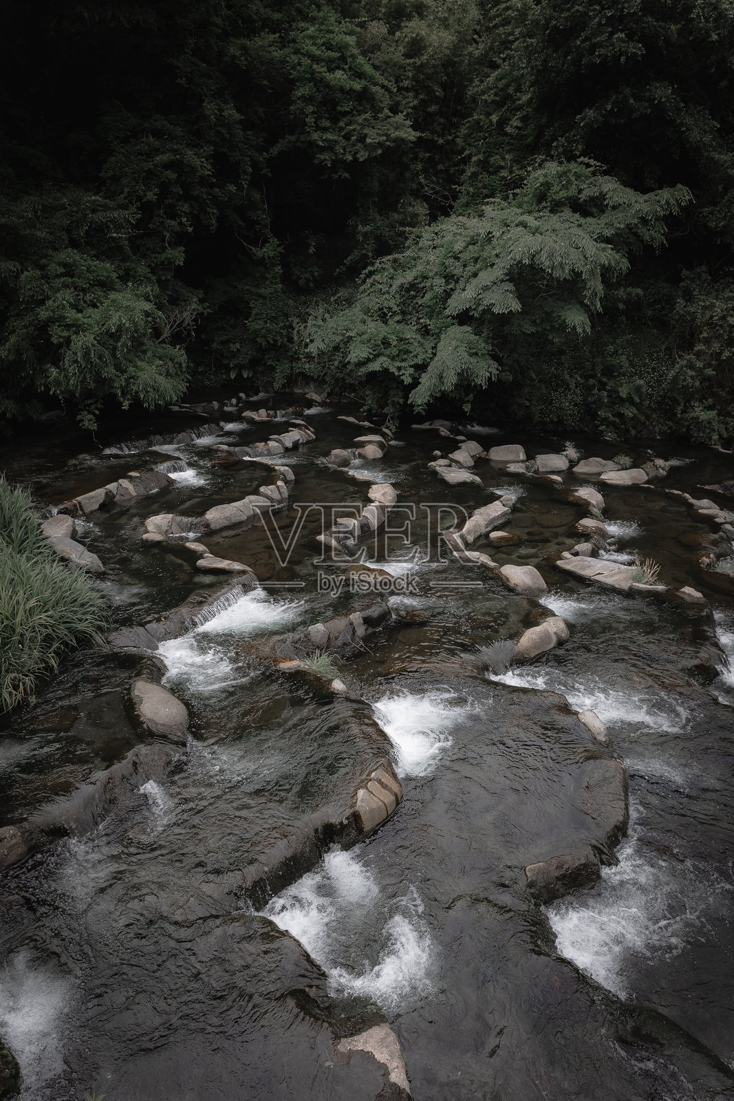 日本箱根汤本河流上的小瀑布照片摄影图片