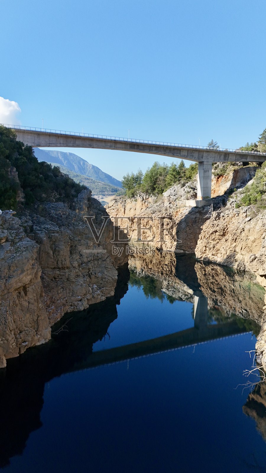 岩石河床上的桥照片摄影图片