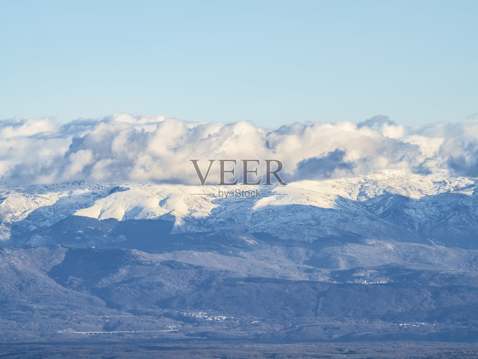 从遥远的弗朗西亚山(Peña de Francia)看到的贝哈尔山脉(Sierra de Béjar)雪山景观,位于萨拉曼卡(La Alberca)。照片摄影图片
