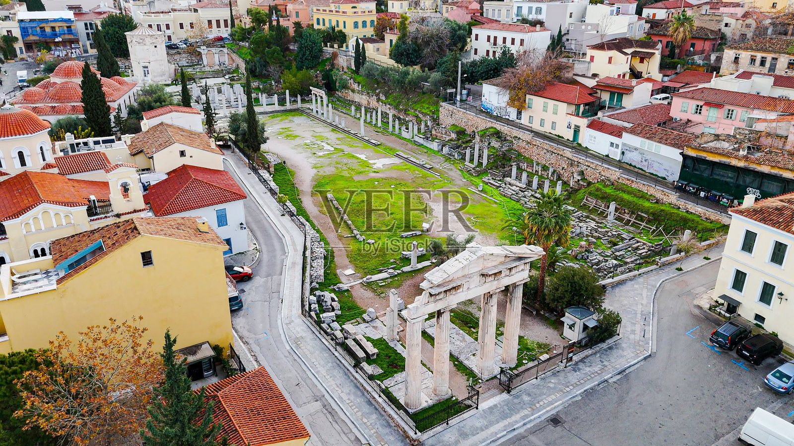 雅典罗马广场、风之塔、费特希耶清真寺、市场管理处、潘泰诺斯图书馆、维斯帕西亚娜和古代广场的门的鸟瞰图,展示了历史遗迹和城市风景,希腊的文化和考古遗产照片摄影图片