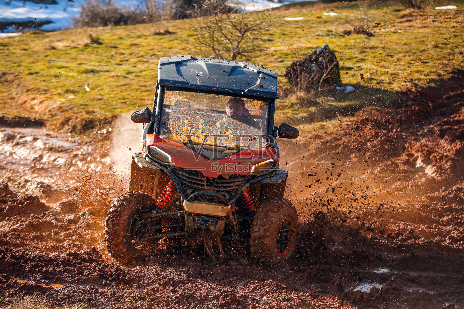 越野UTV赛车在泥泞的艰难赛道上飞驰照片摄影图片