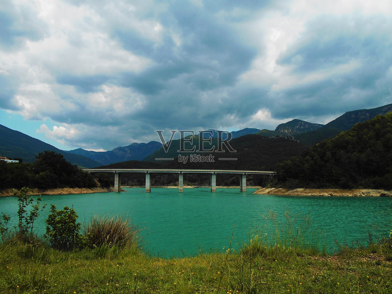 道路与河流照片摄影图片