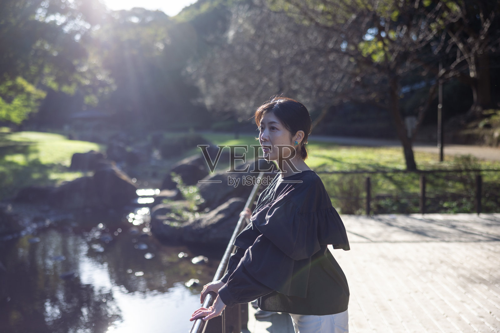 女人在公园里欣赏风景照片摄影图片
