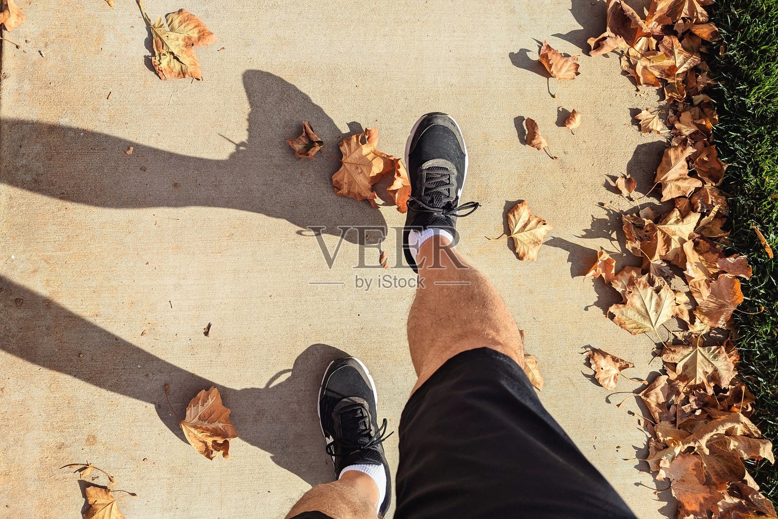 在锻炼时低头看脚照片摄影图片