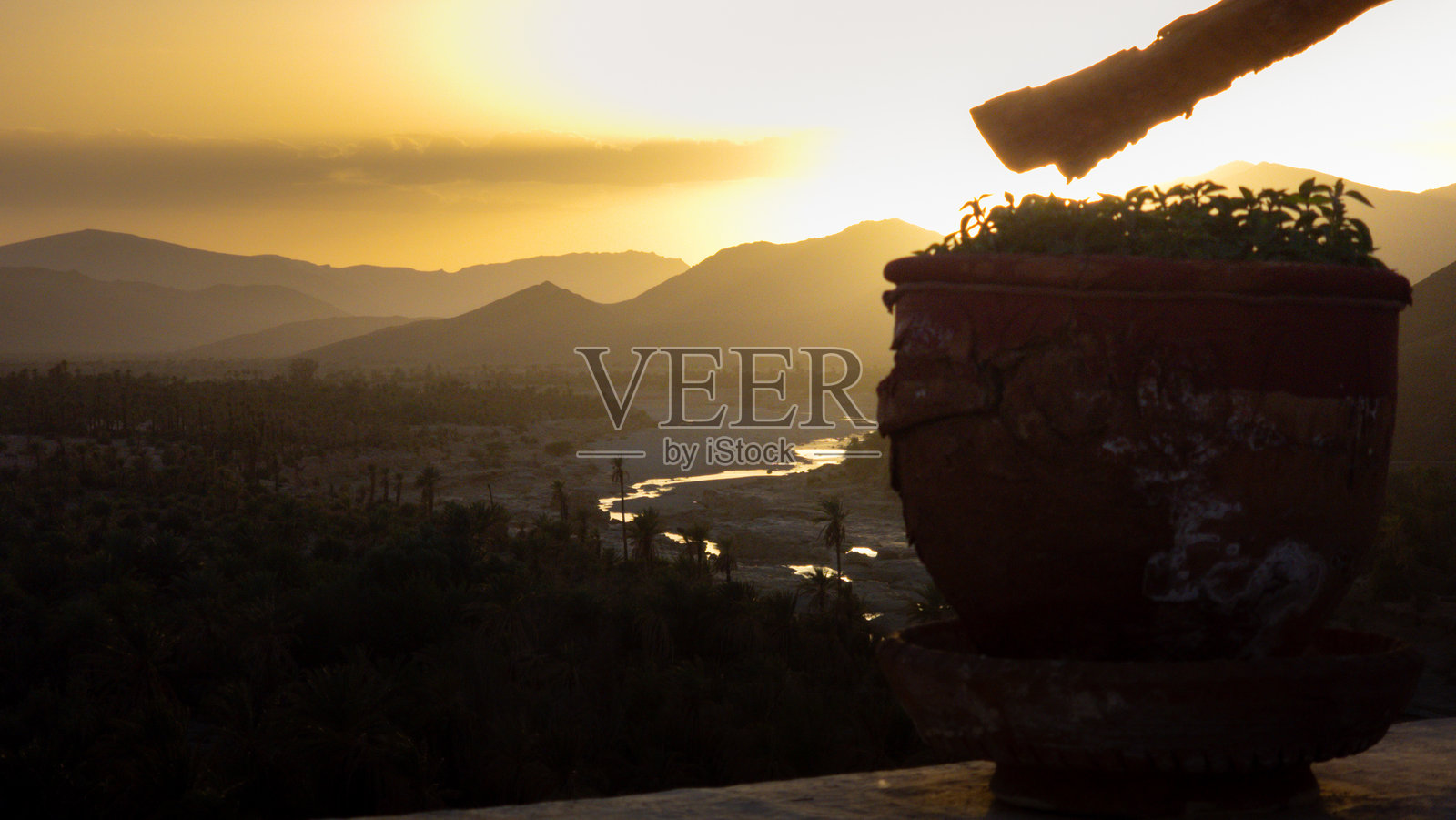 美丽酒店阳台上的日落照片摄影图片