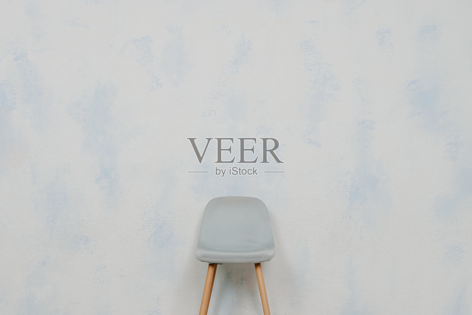 灰色椅子靠近天蓝色墙壁照片摄影图片