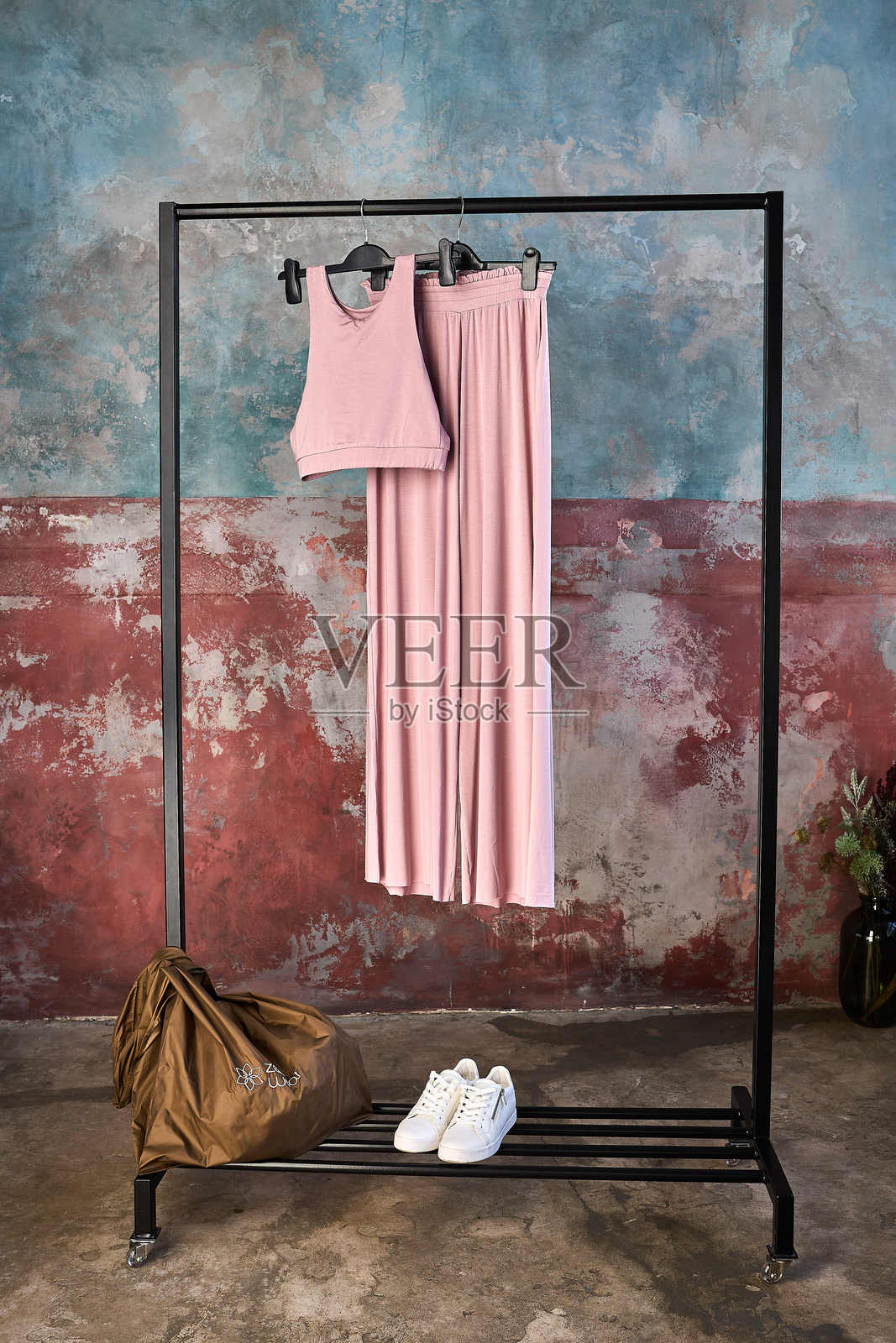 城市运动员:连帽衫和运动裤搭配照片摄影图片