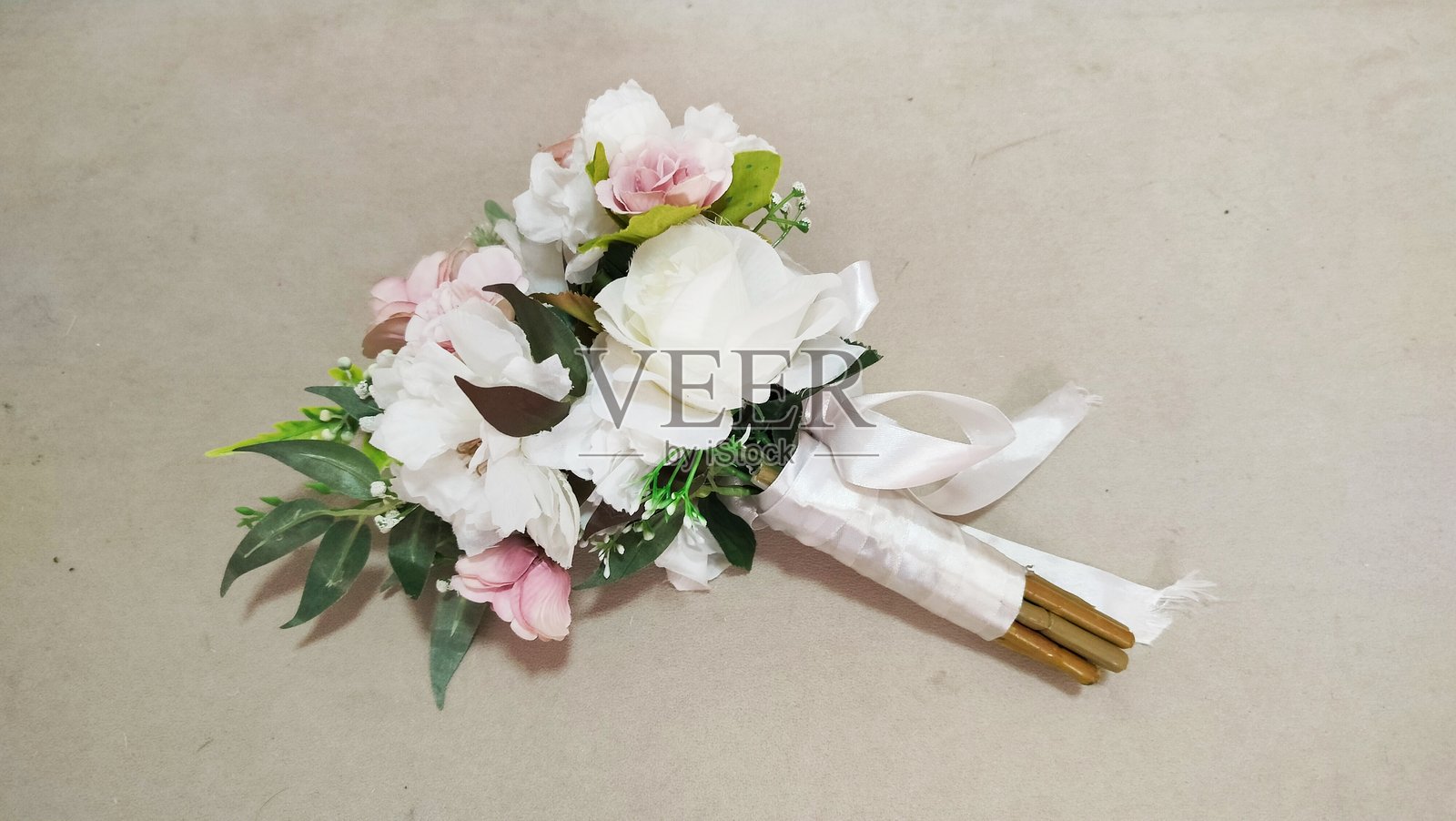 新娘手捧的花束。复古风格的粉色玫瑰花束。照片摄影图片