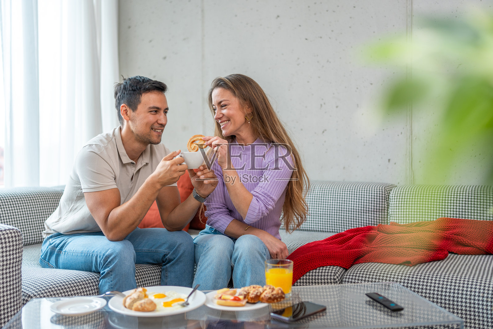 幸福的情侣在家一起享用早餐照片摄影图片
