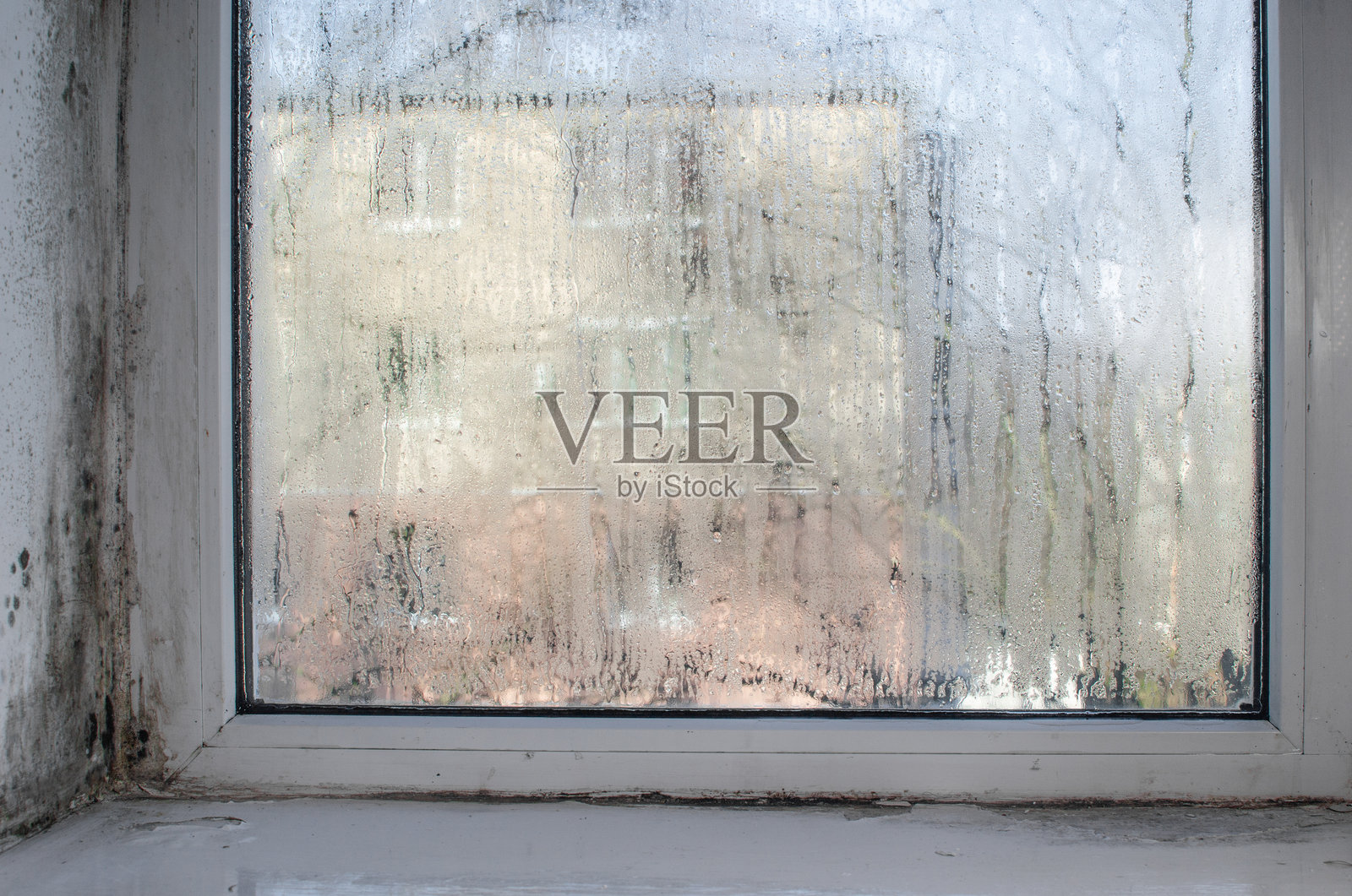 由于湿度导致的湿窗上的霉菌照片摄影图片