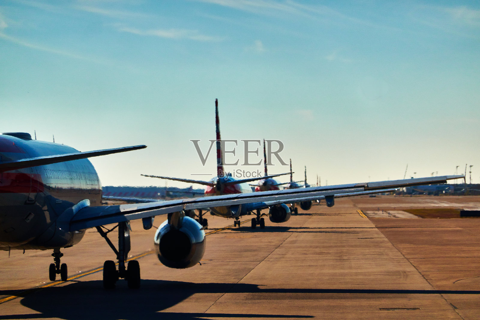 飞机在机场跑道上排队准备起飞照片摄影图片