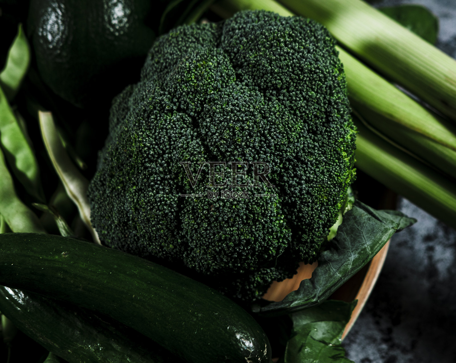 新鲜干净的农贸市场绿色蔬菜堆,重点在西兰花上照片摄影图片