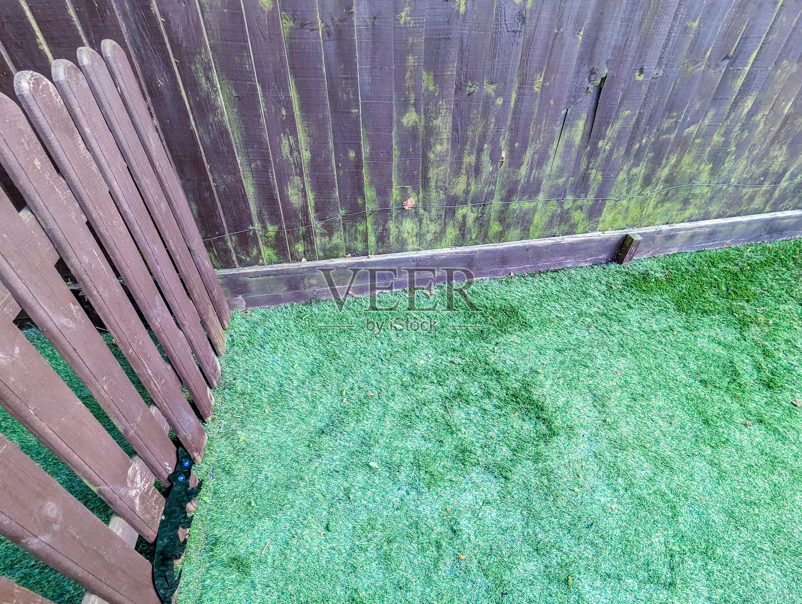 小型物业边界周围铺设的人造草坪照片摄影图片