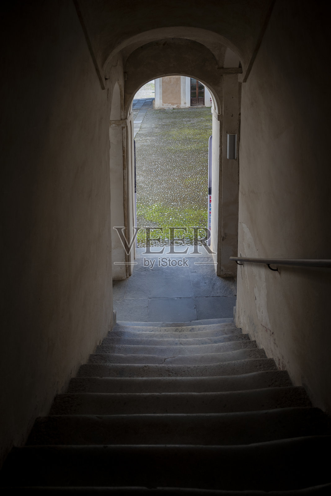 通往庭院的楼梯照片摄影图片