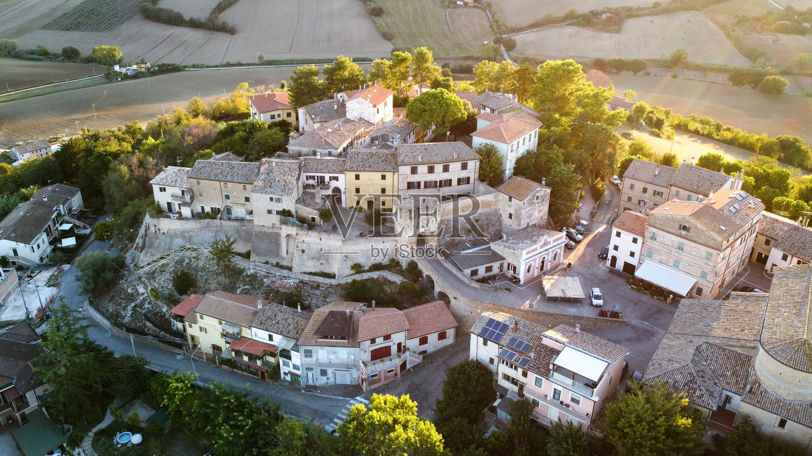 中世纪村庄的鸟瞰图照片摄影图片