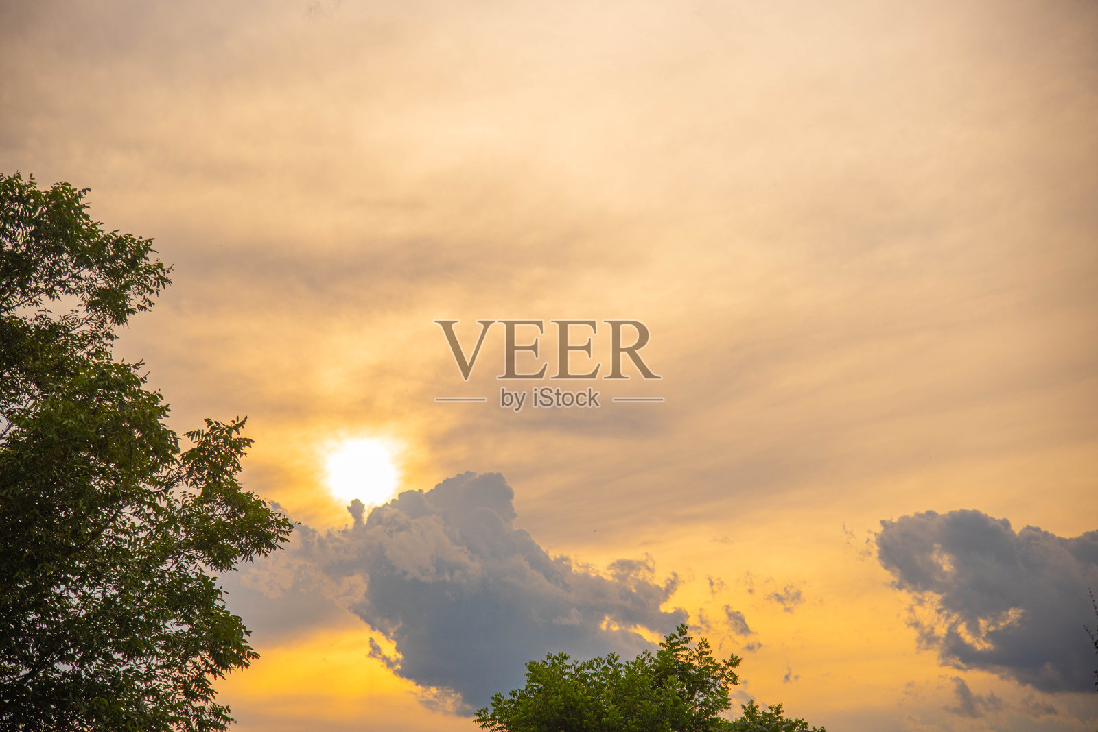 日落时分,云彩与阳光形成鲜明对比。照片摄影图片