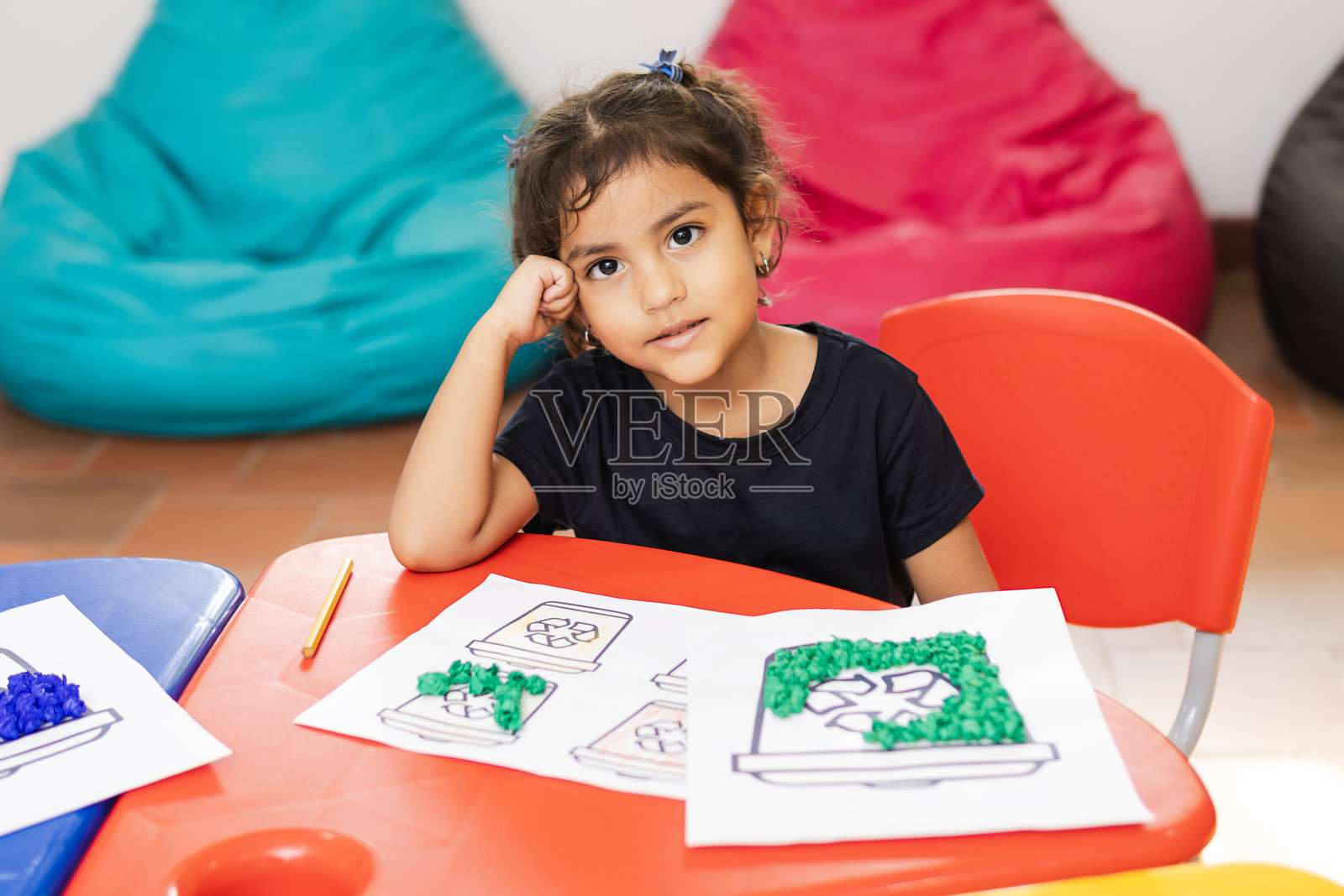 幼儿园教室里,学前女孩在学习回收利用。照片摄影图片