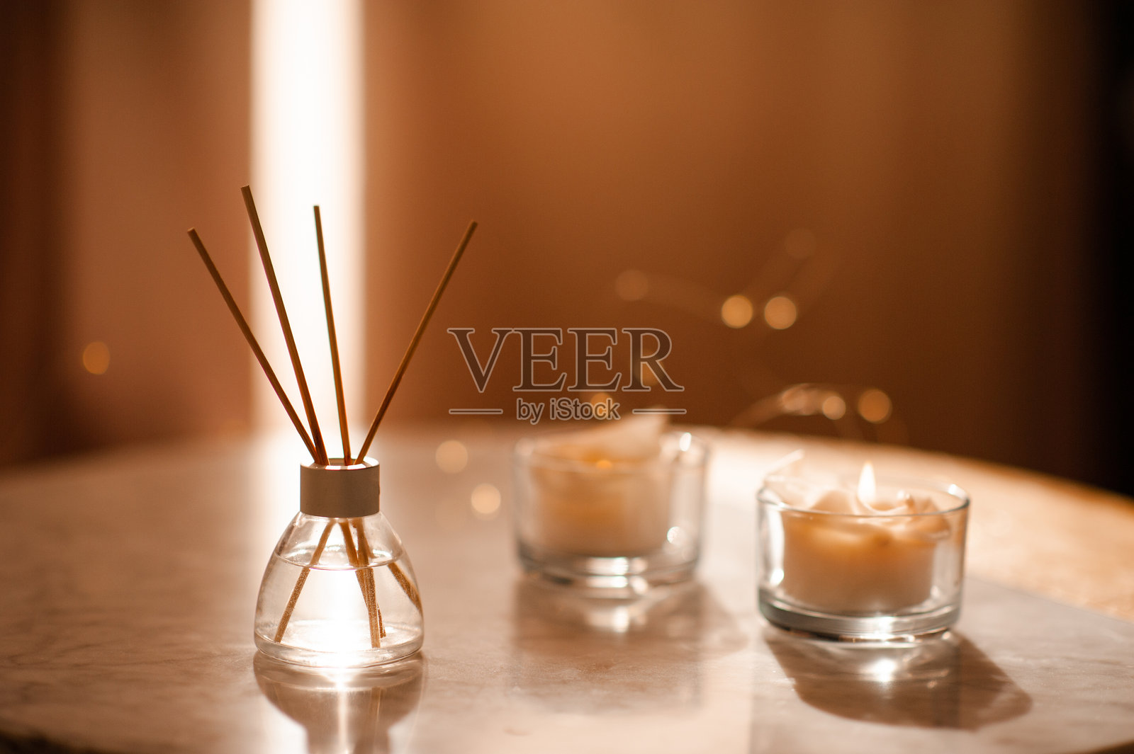 家用香薰扩散器与蜡烛照片摄影图片