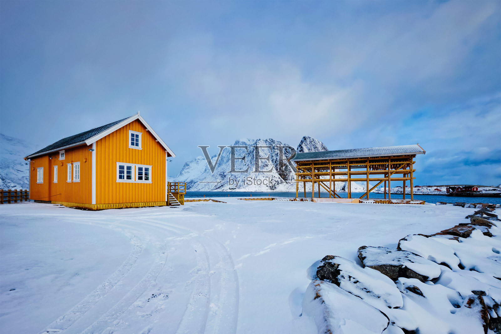 挪威洛弗敦群岛的渔屋和冬季干燥的鳕鱼片照片摄影图片
