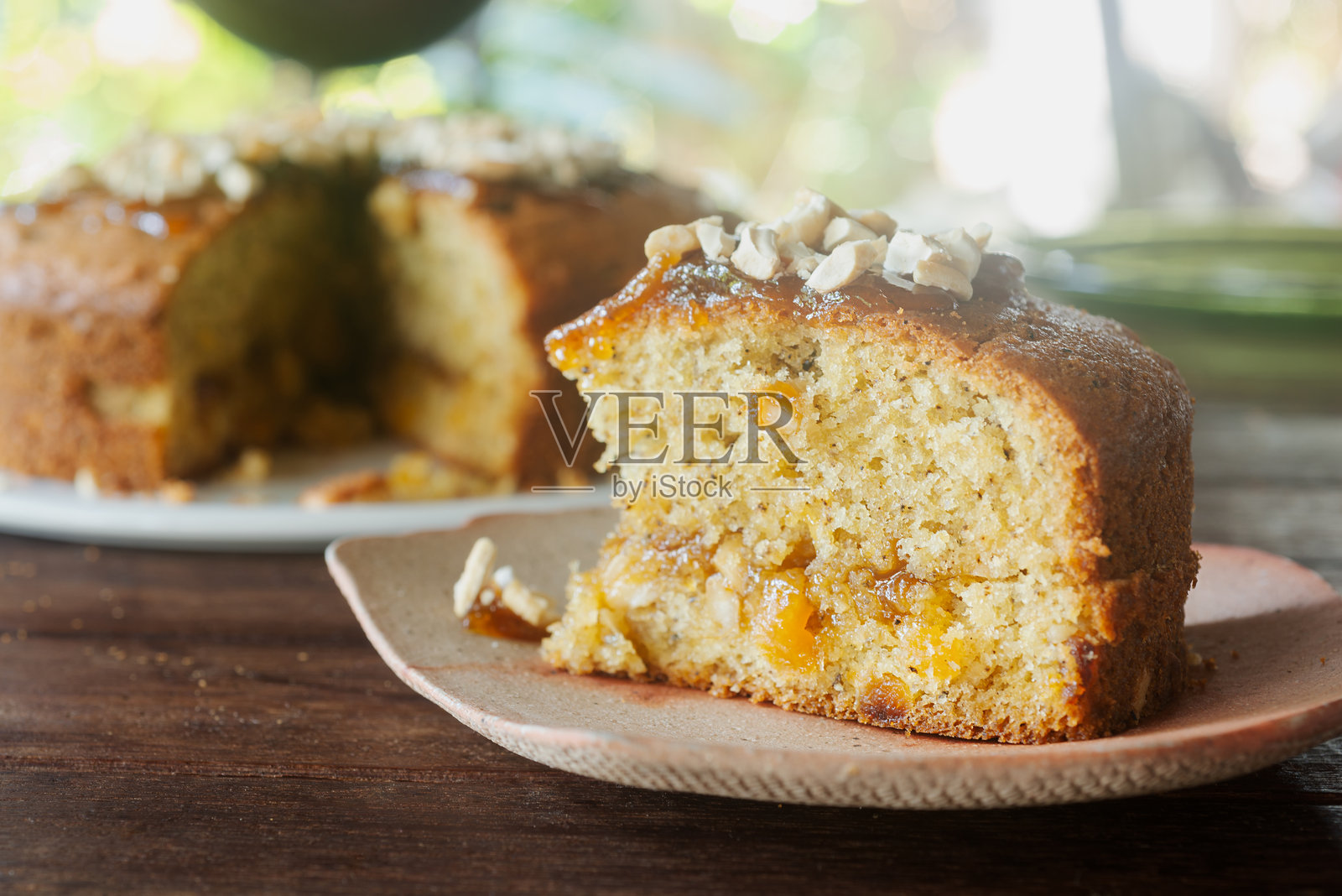 自制杏子和腰果橄榄油蛋糕的一片。照片摄影图片