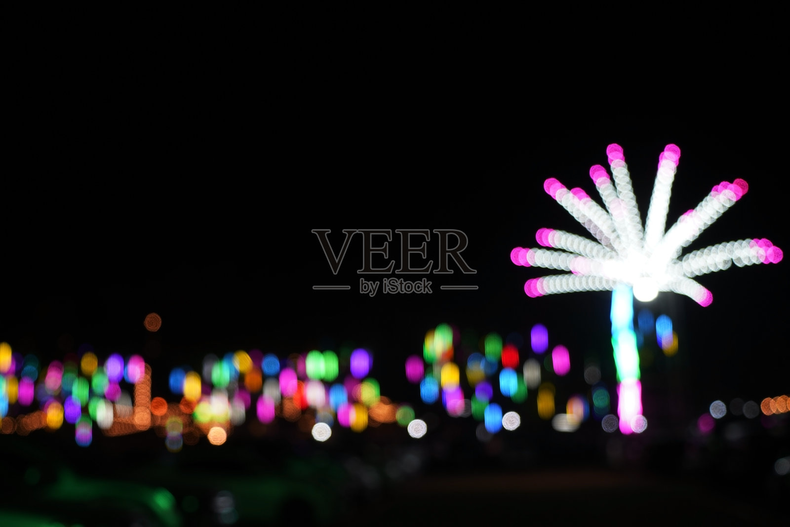 节日装饰灯光的抽象模糊效果照片摄影图片