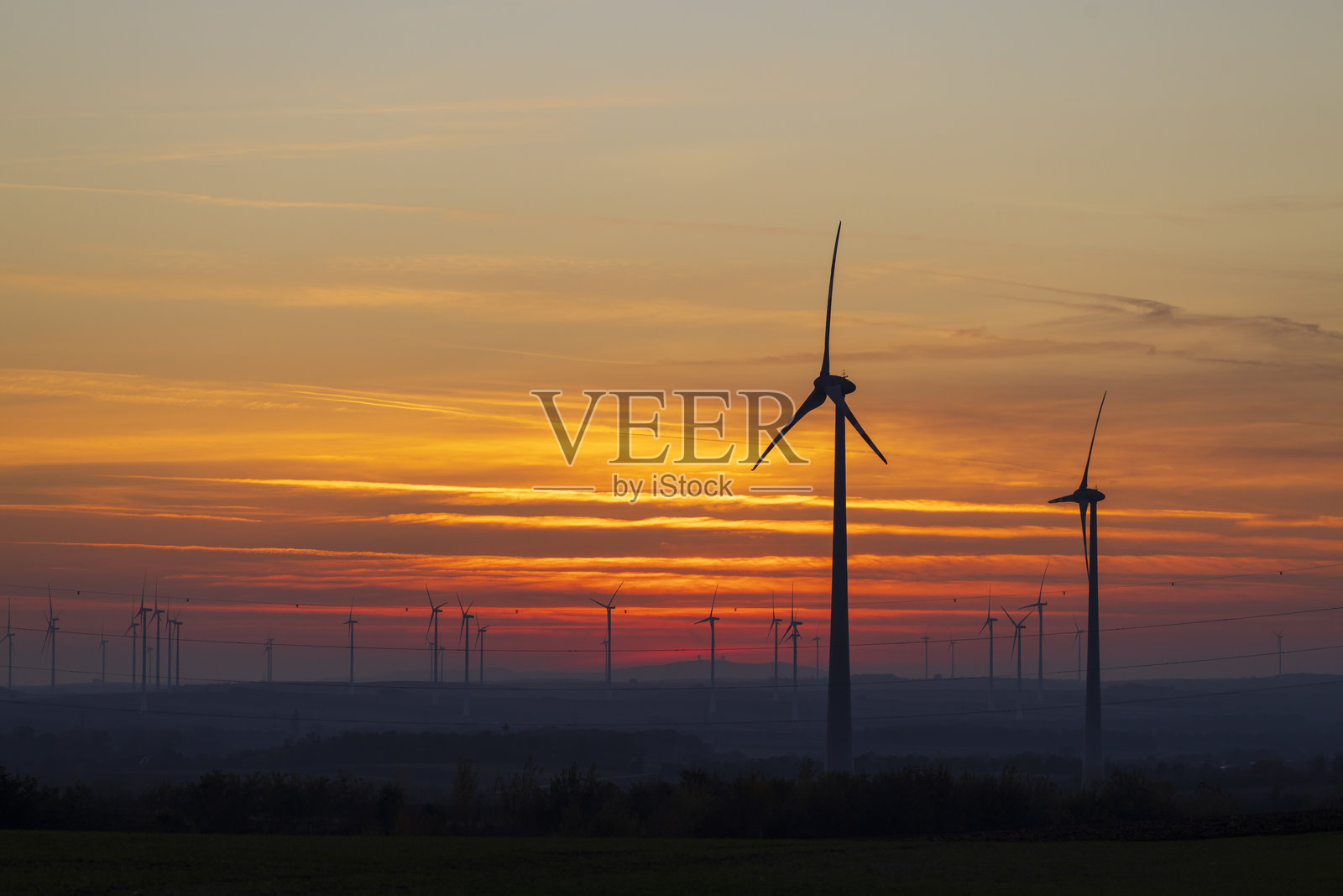 维也纳附近平坦地带的风力涡轮机照片摄影图片