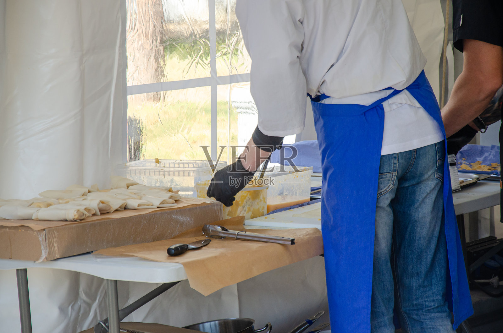 户外厨房的烹饪过程照片摄影图片