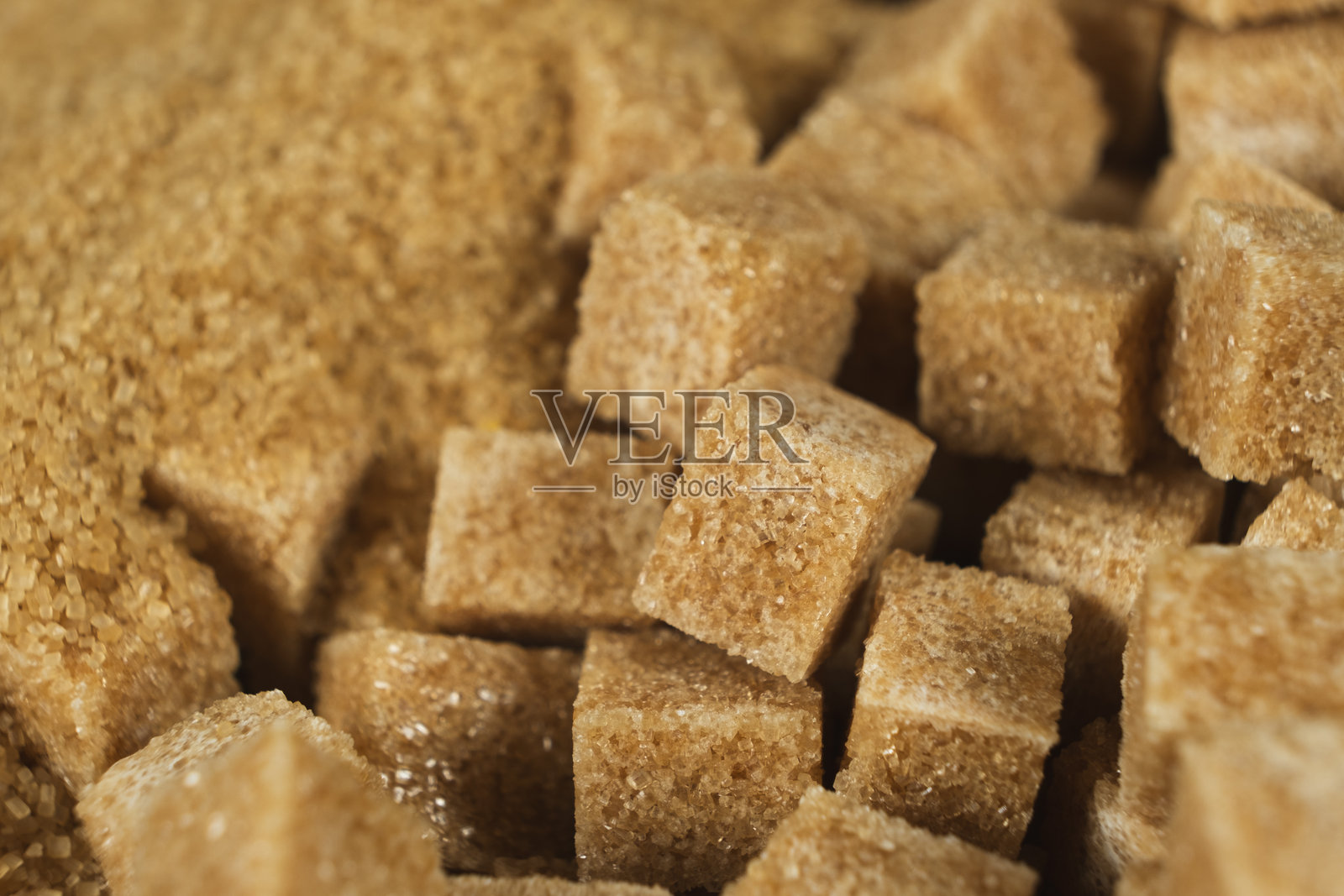 棕色未精炼的德梅拉拉糖,呈晶体和方块状照片摄影图片