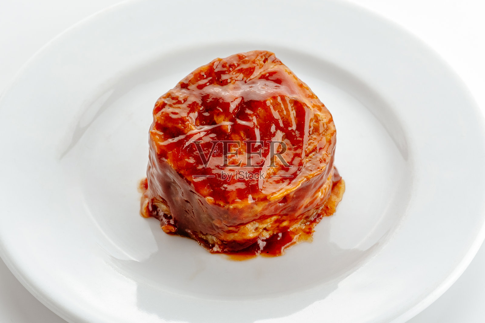 白色背景上的餐厅美食。照片摄影图片