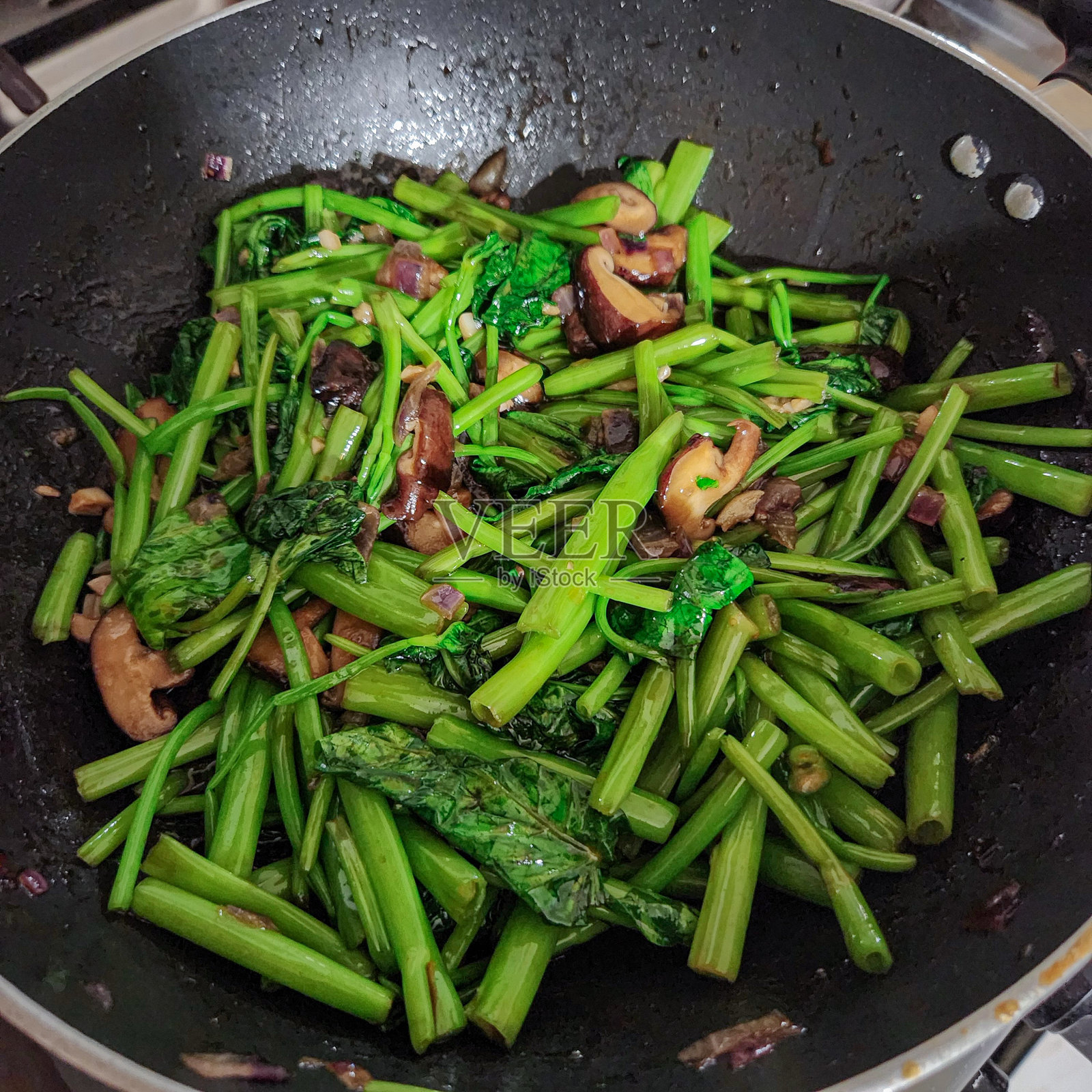 炒水 spinach与香菇。照片摄影图片