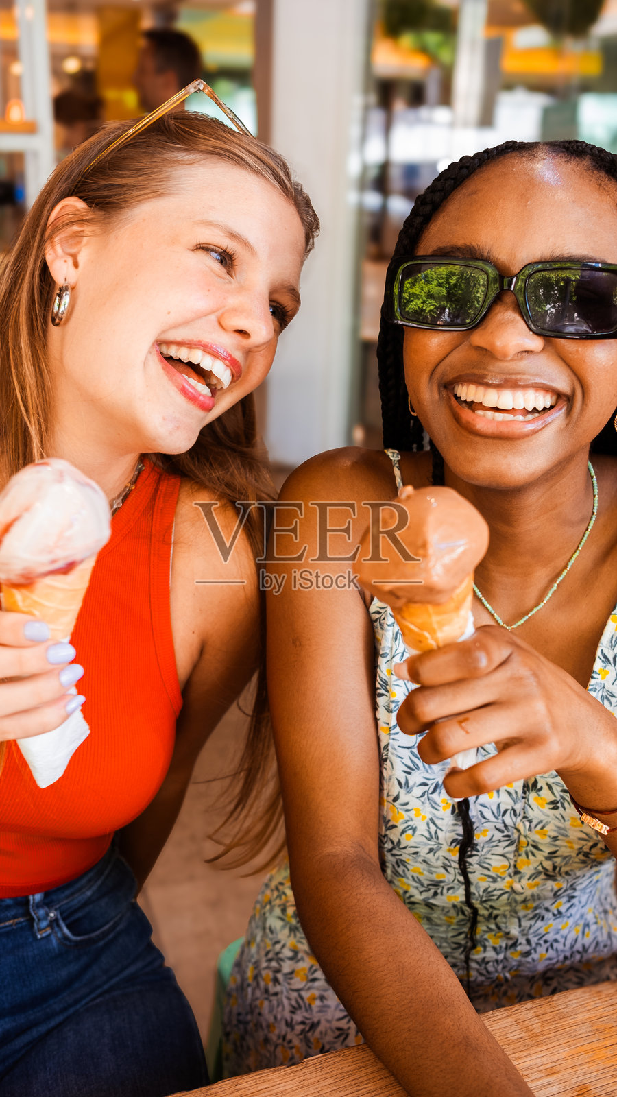 女朋友们的冰淇淋约会照片摄影图片