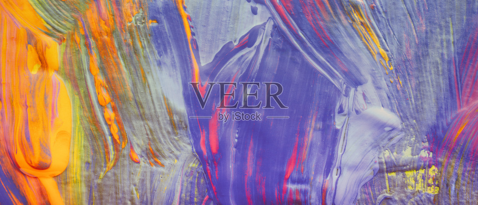 一幅背景为紫色的抽象画,带有黄色和橙色的笔触。这幅画色彩丰富。照片摄影图片