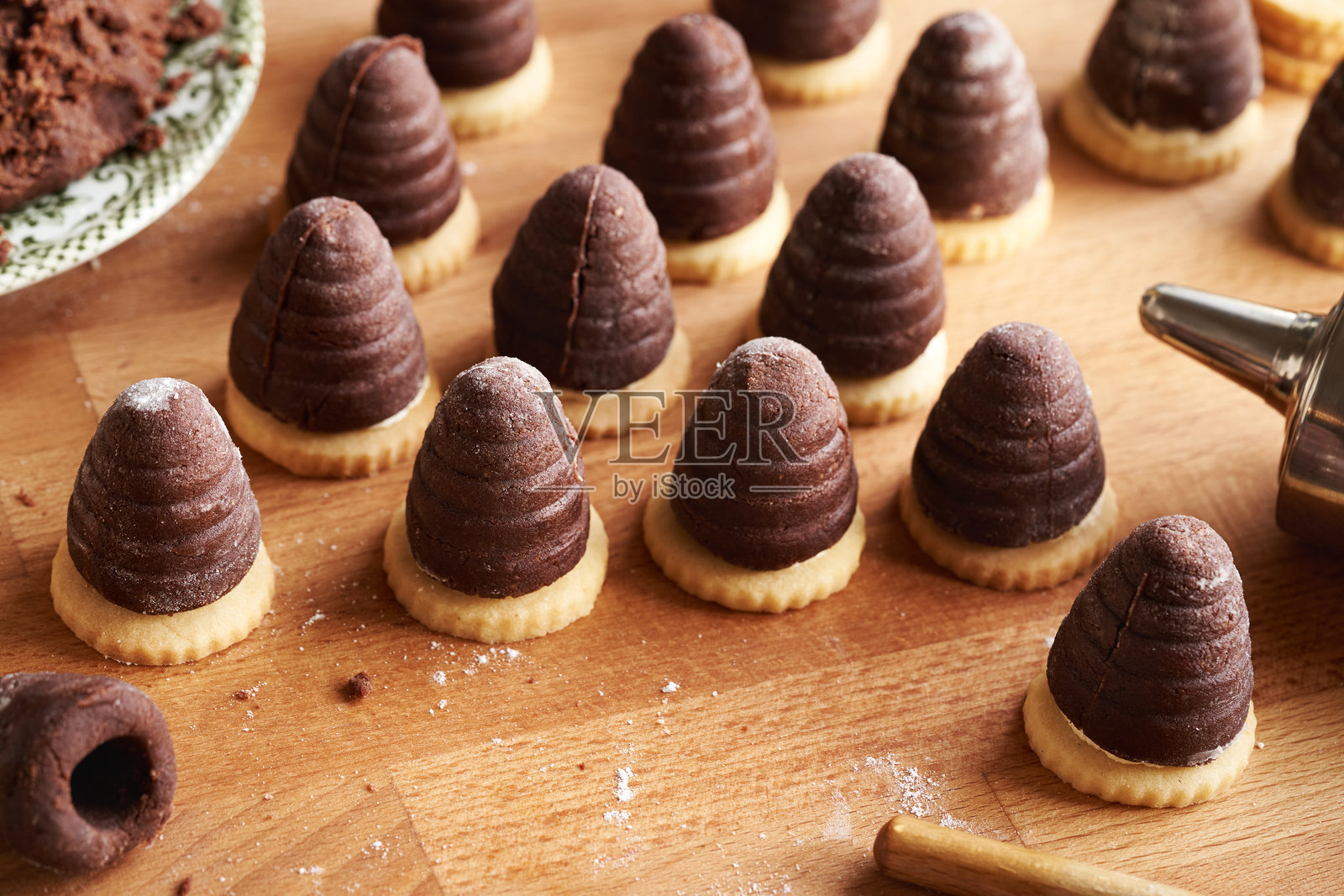 准备蜜蜂窝或黄蜂巢 - 自制捷克圣诞饼干照片摄影图片