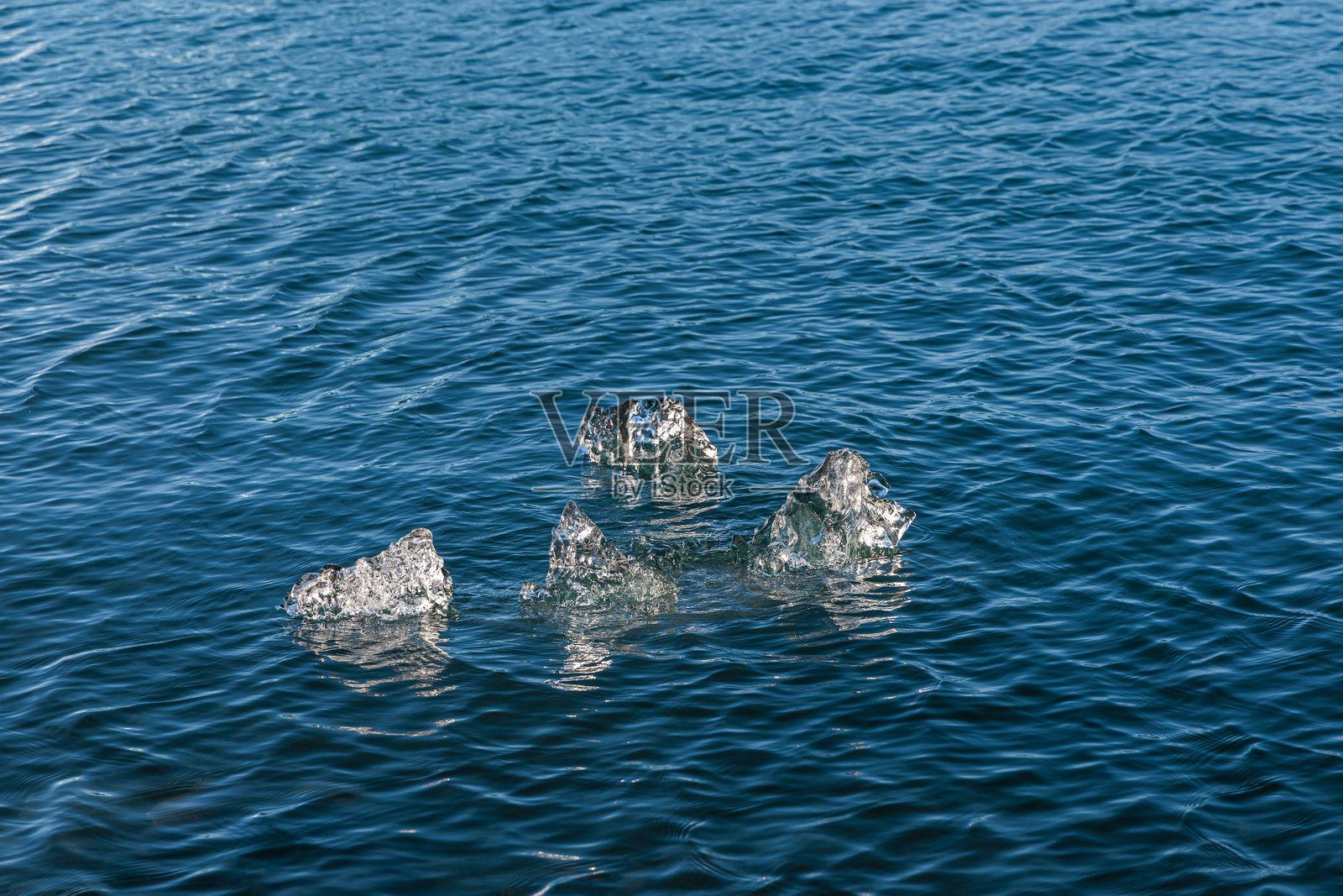 冰岛的约库尔萨龙冰川湖,湖中漂浮着松散的冰川块照片摄影图片