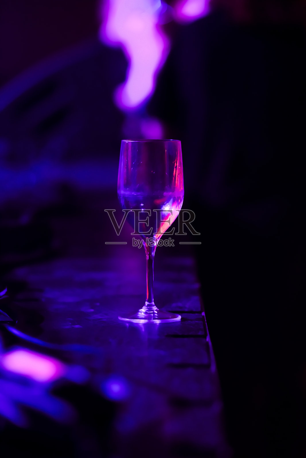 桌子上的玻璃杯照片摄影图片