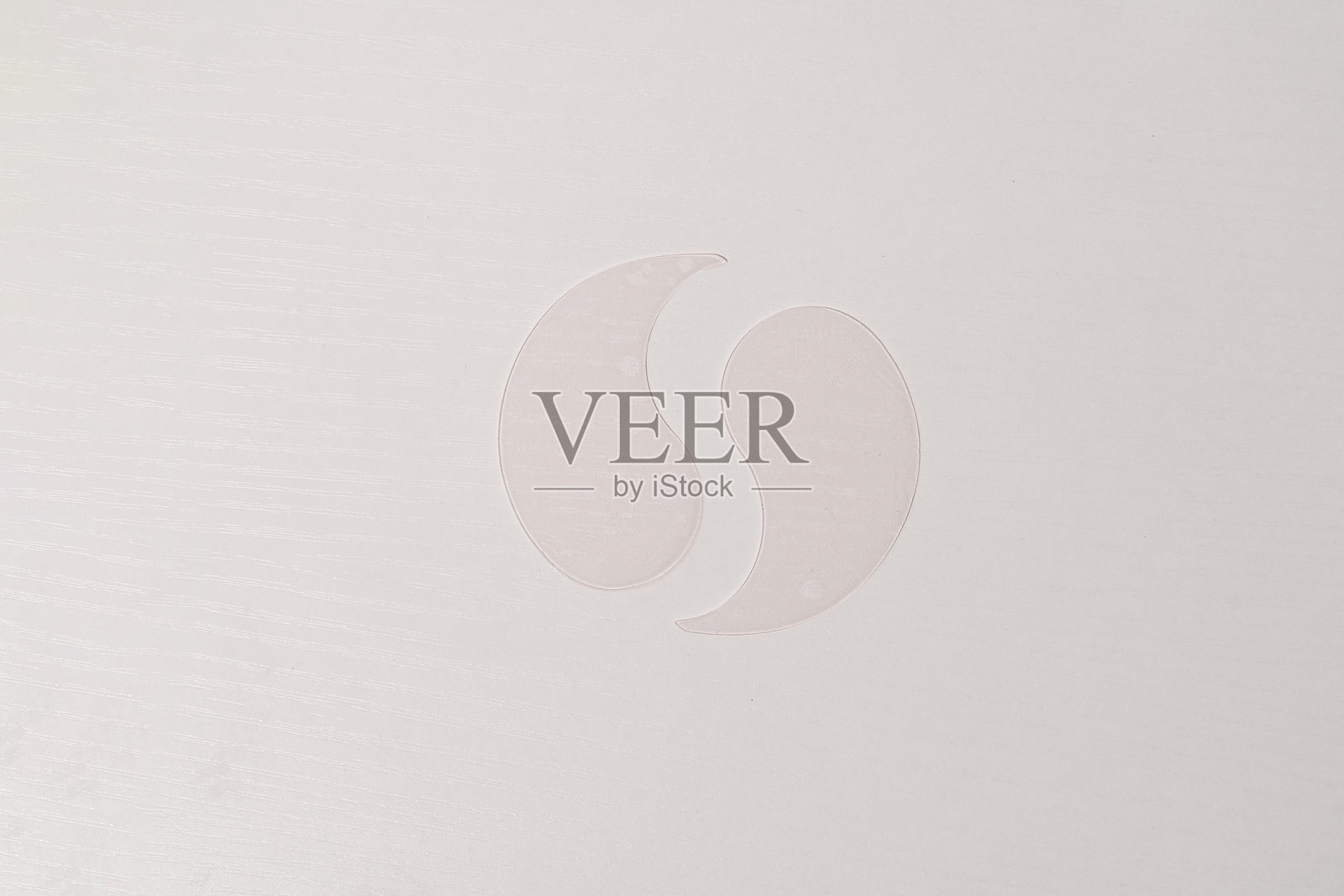 面部护肤产品的真实矢量模型,正面视图,白色背景下的眼下白色斑块面膜,适合照片拼贴。照片摄影图片