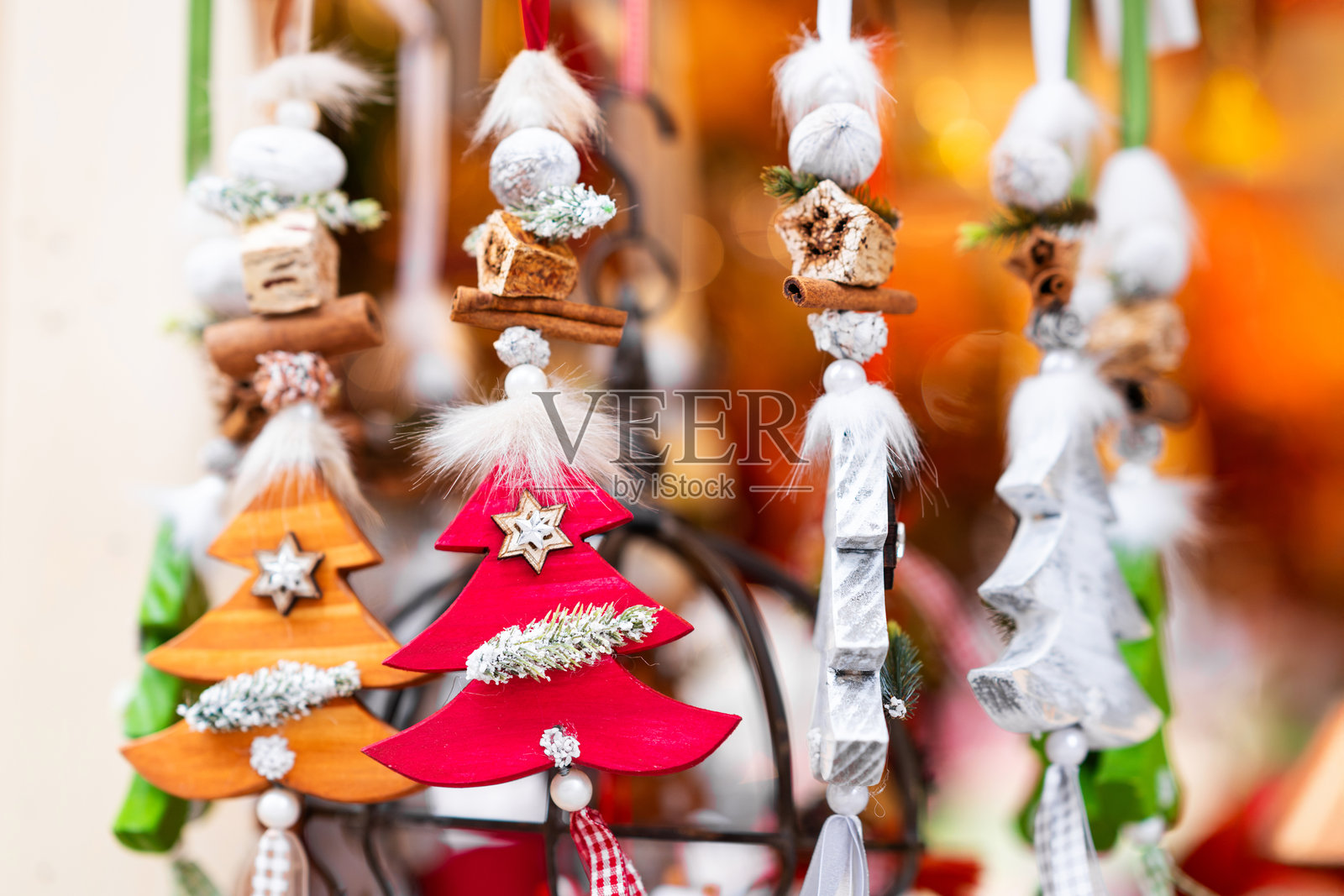 手工制作的圣诞树装饰品,带有装饰性细节照片摄影图片