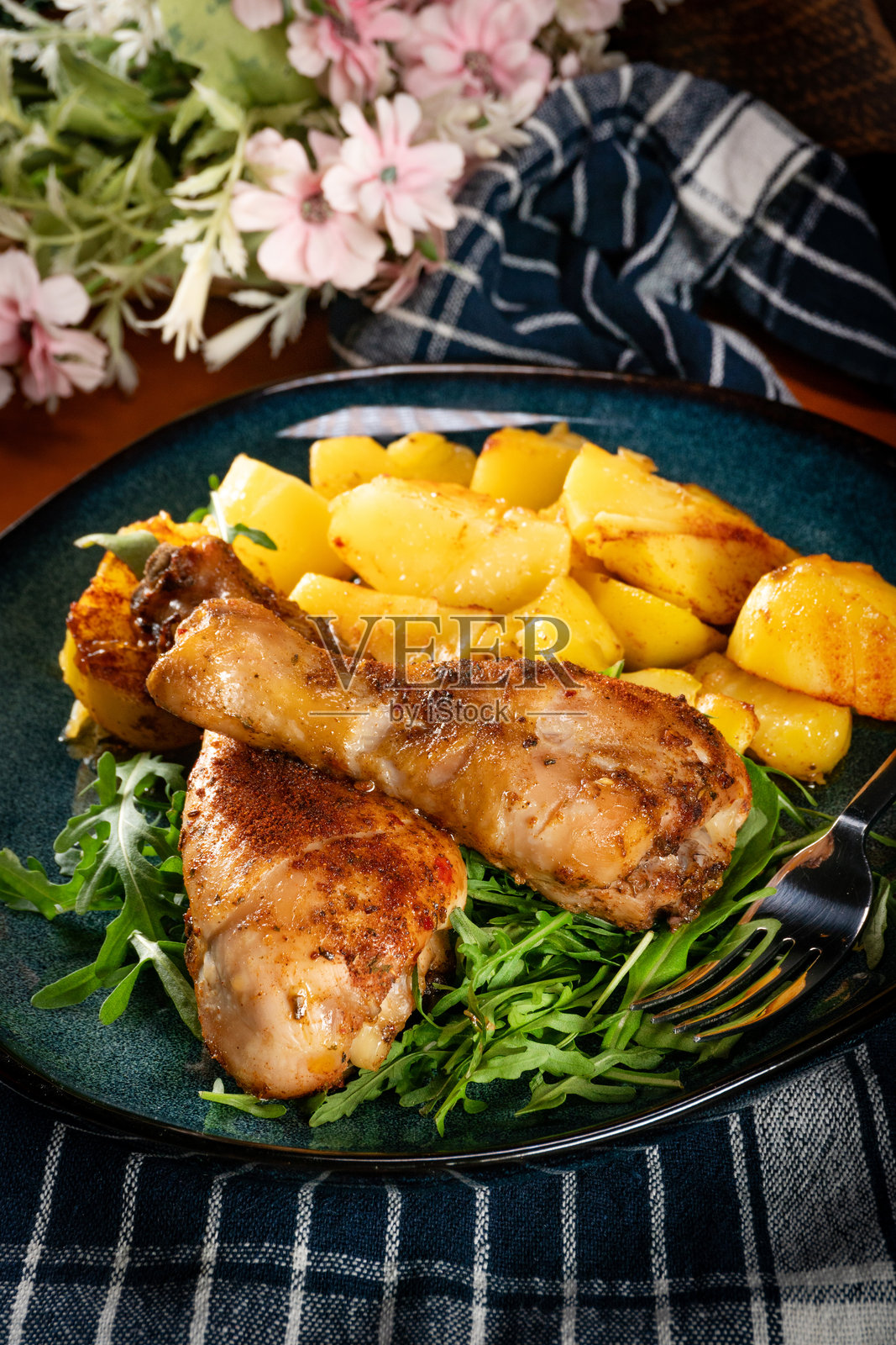 烤鸡腿配土豆。照片摄影图片