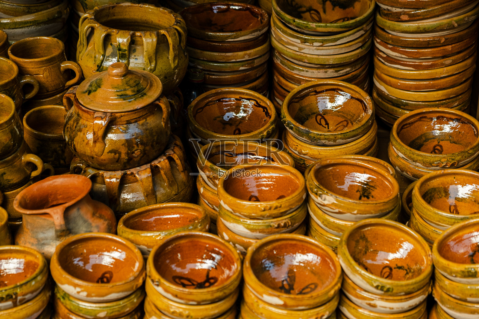 在玻利维亚拉巴斯市出售的烤制陶土餐具 - 厨房概念照片摄影图片