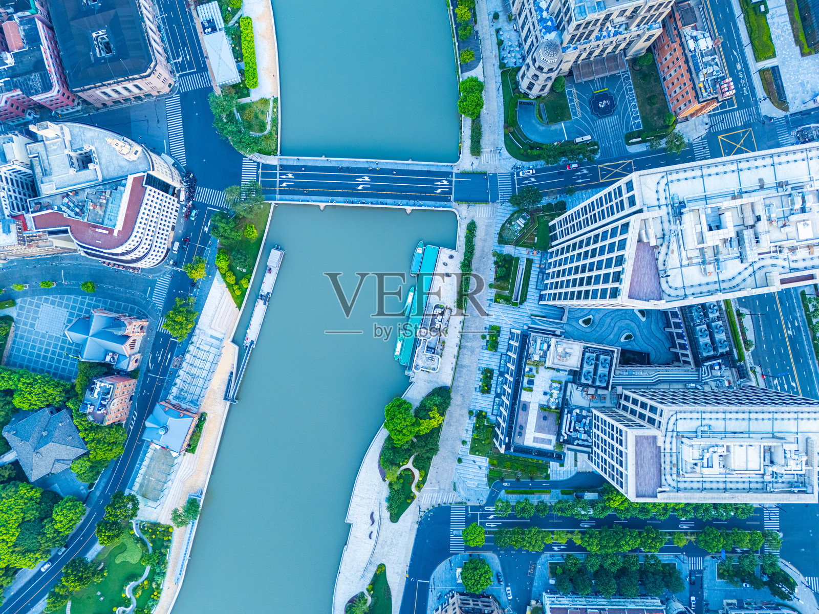 日出时分,上海建筑的全景与蜿蜒的河流照片摄影图片