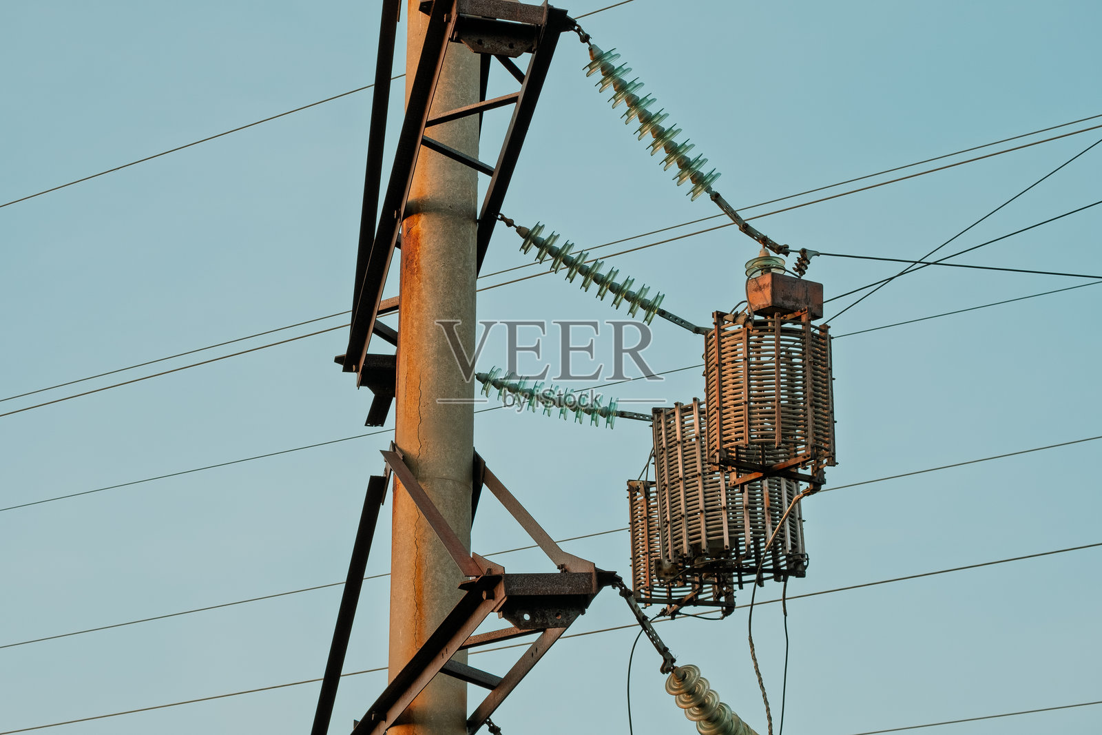 一根电力线杆上方有一个大型金属箱子照片摄影图片