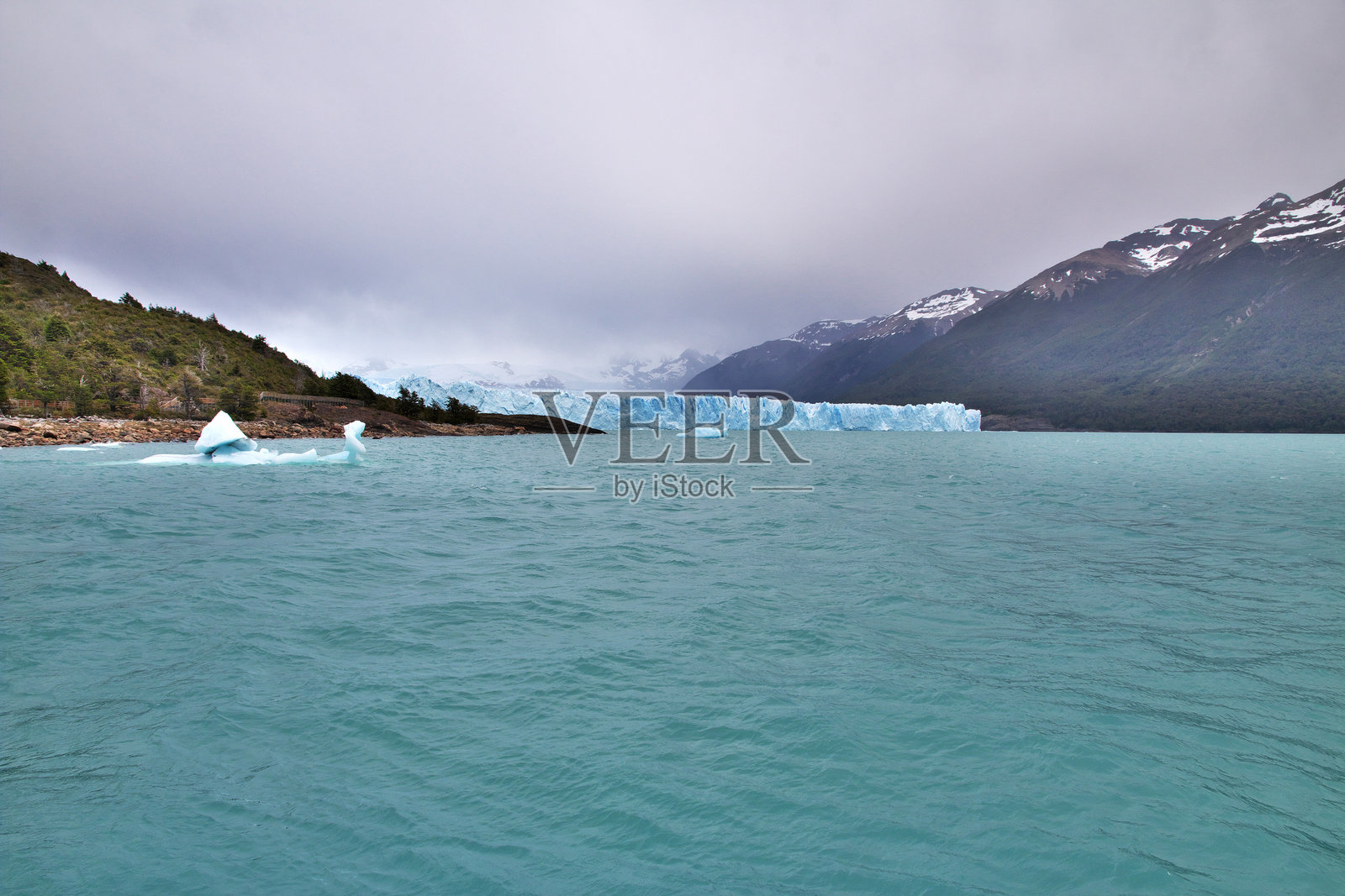 位于阿根廷巴塔哥尼亚埃尔卡拉法特附近的佩里托莫雷诺冰川中的冰山照片摄影图片