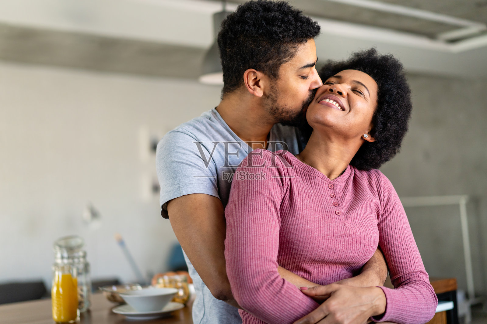 快乐微笑的黑人情侣在一起享受乐趣并拥抱照片摄影图片