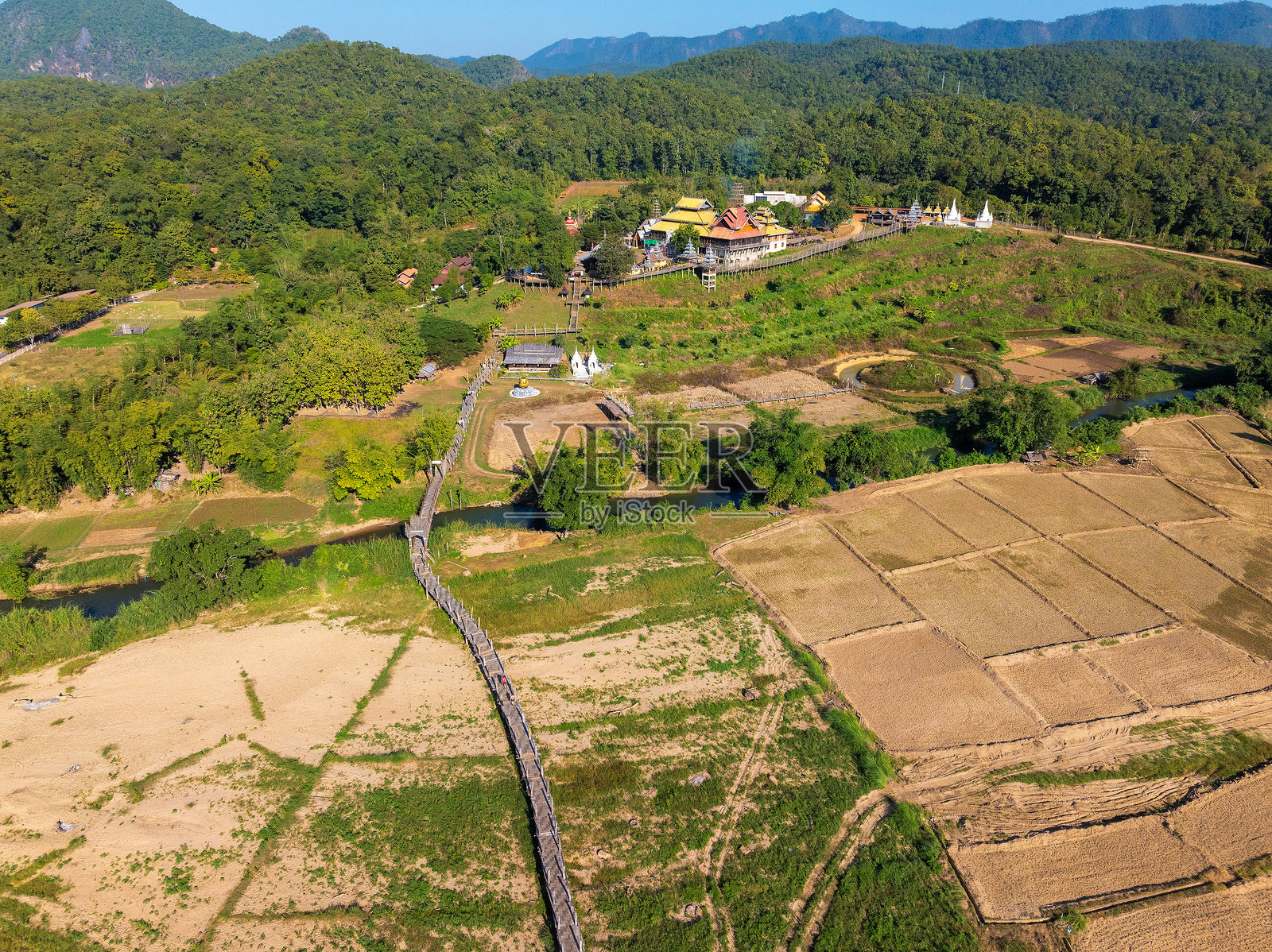 泰国北部梅洪顺附近的竹桥和佛教寺庙的鸟瞰图照片摄影图片