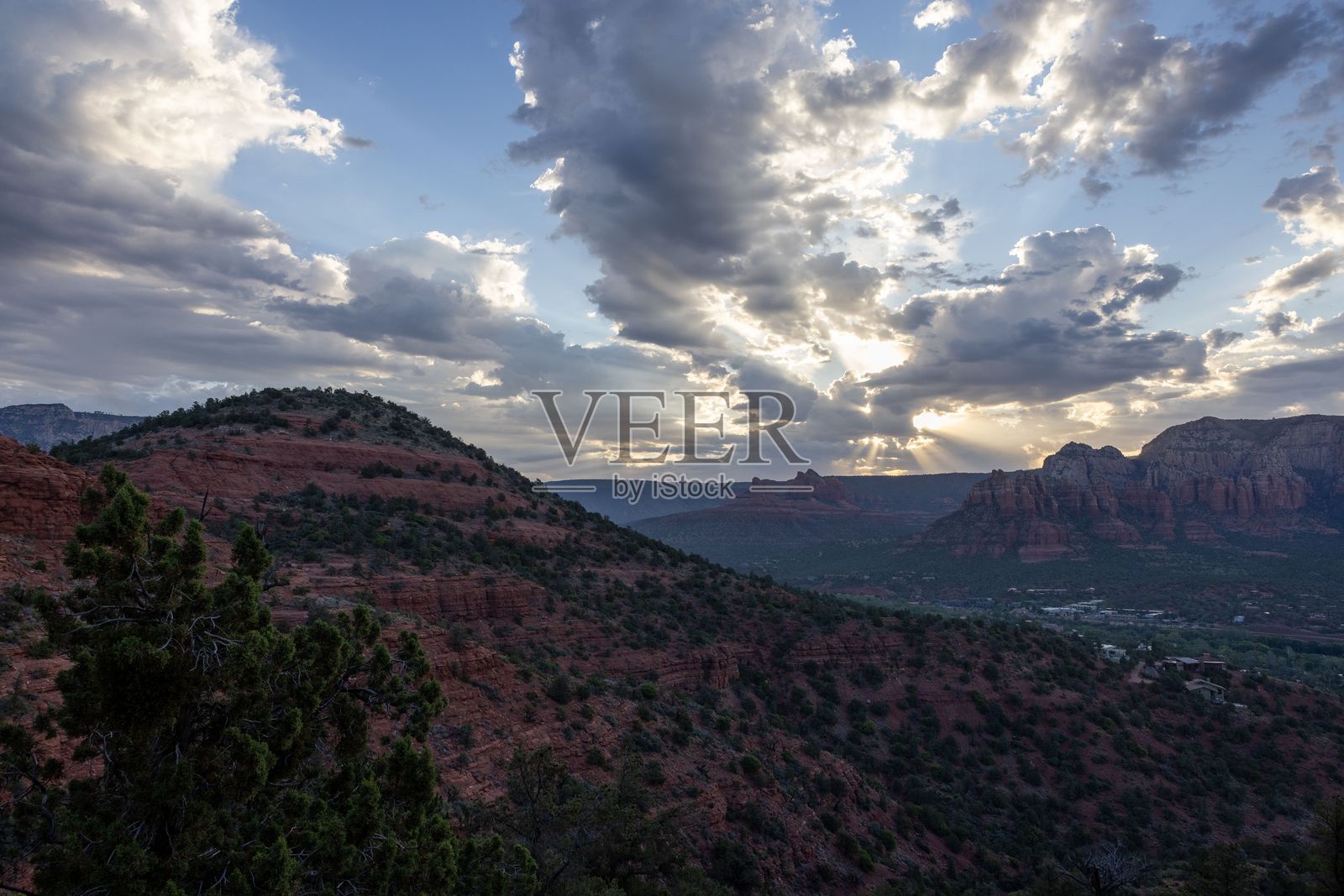 日落时分,塞多纳红岩地貌在戏剧性的天空下展现出惊人的景色照片摄影图片