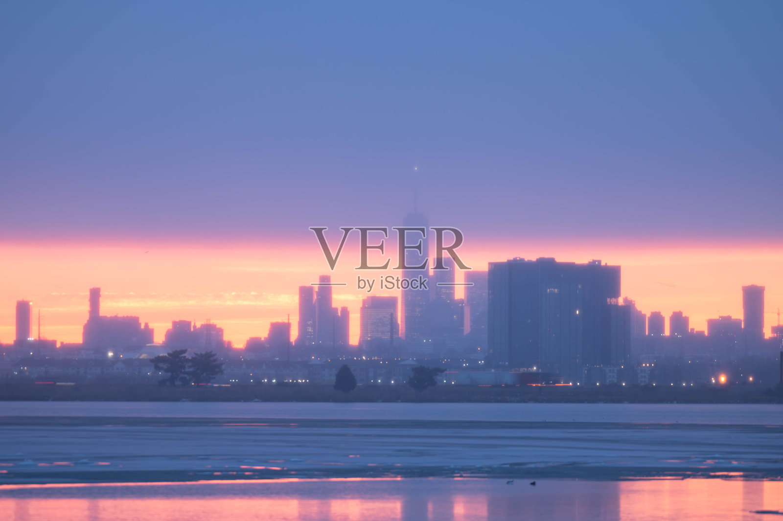 冬季日出时分,令人惊叹的纽约曼哈顿天际线,远处的天际线从新泽西一侧拍摄,留白空间,旅行世界著名目的地。照片摄影图片