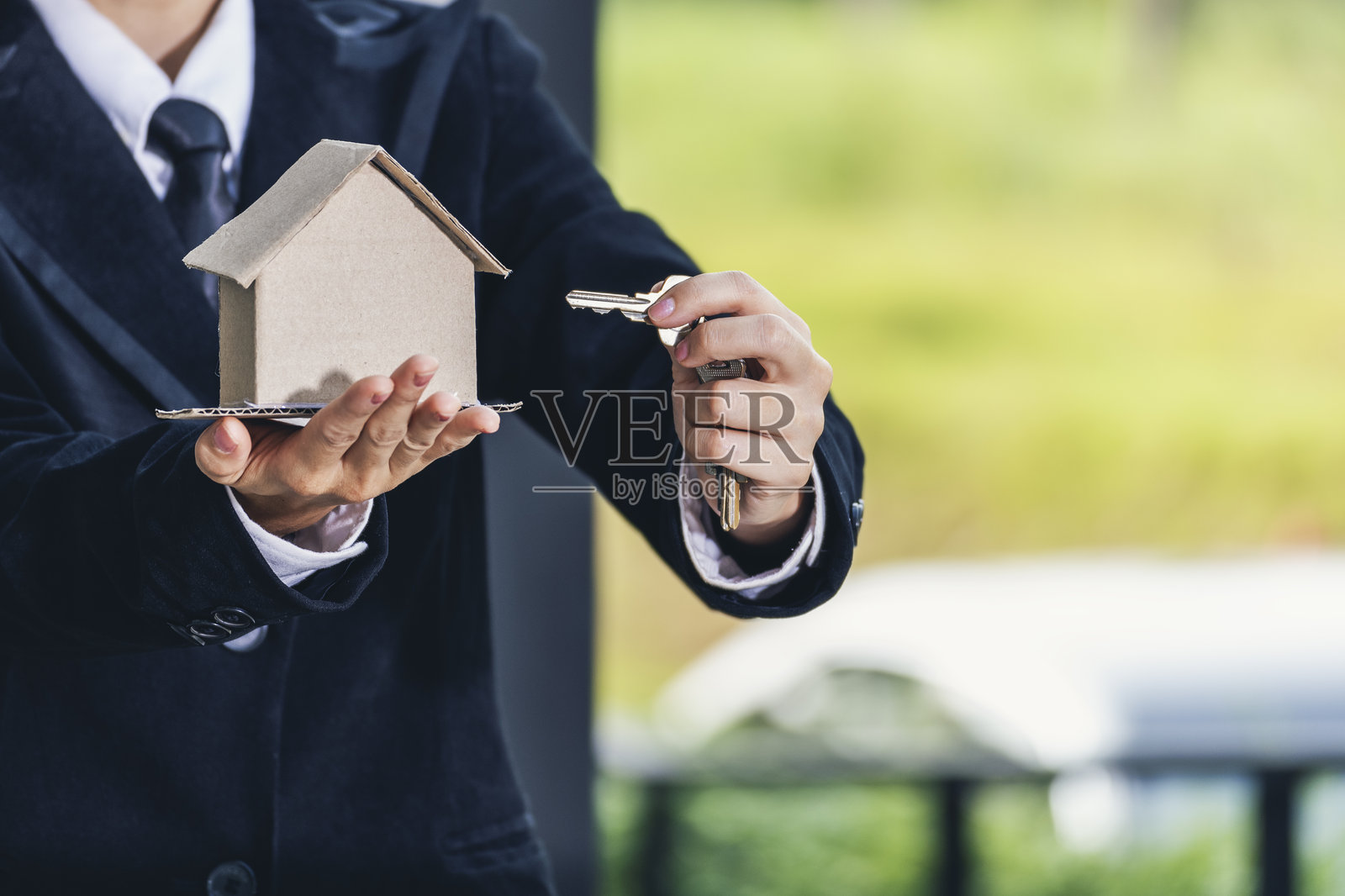房地产中介手握房产企业抵押贷款投资房产。双手节约保护居家居住理念。保险代理销售住宅所有权家庭保护护理照片摄影图片